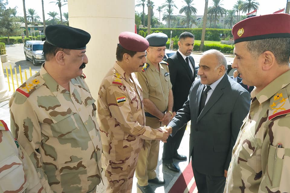 عبد المهدي يتفقد مقر وزارتي الداخلية والدفاع بعد استلامهما بالوكالة