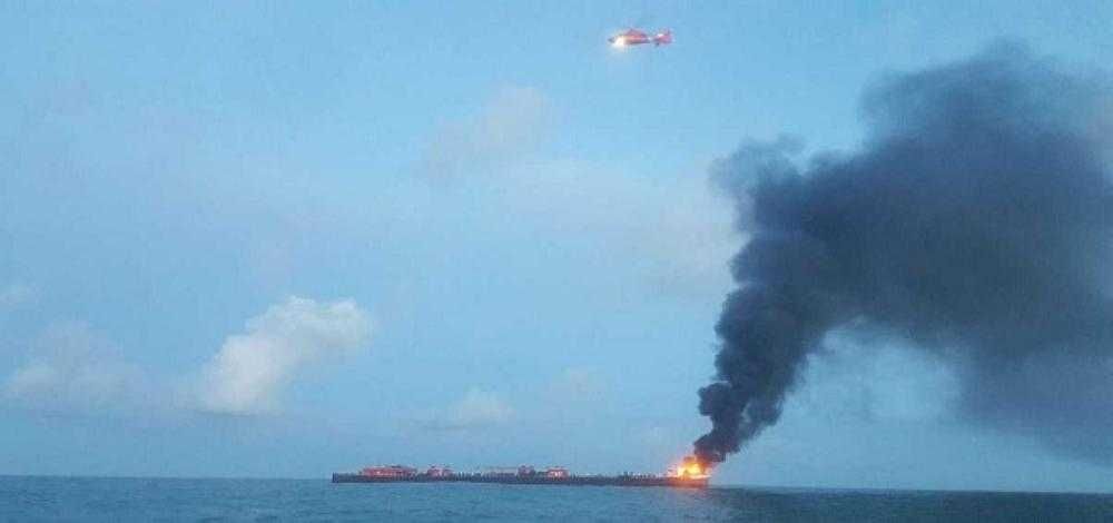 حريق ناقلة النفط الإيرانية قد يستمر شهرا