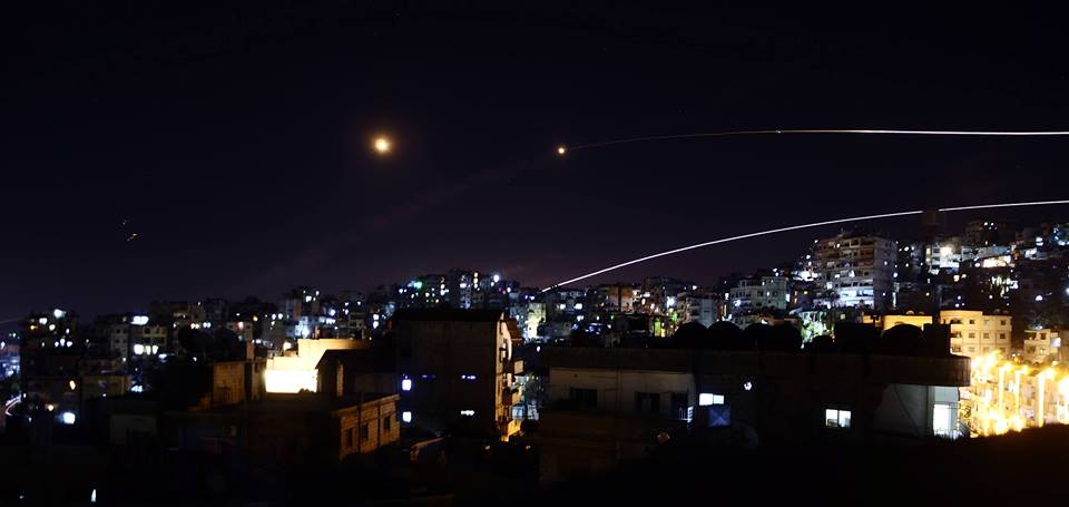 اسرائيل تستهدف دمشق بعشرات الصواريخ.. والدفاعات السورية تتصدى لها