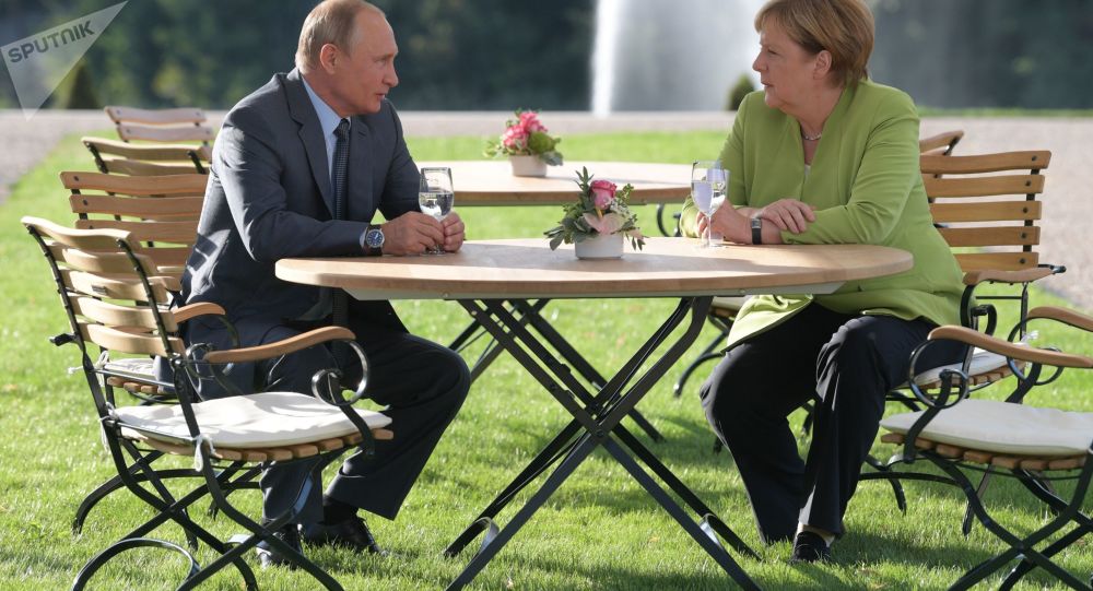 الكرملين: بوتين وميركل ناقشا هاتفيا الأوضاع في سوريا وأوكرانيا