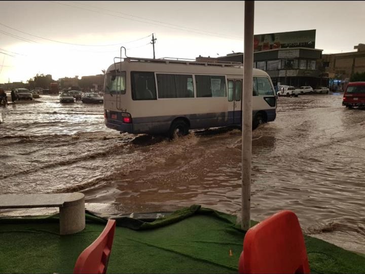 أمطار تضرب البصرة والمواطنون يشكون من غرق الشوارع وانعدام الخدمات