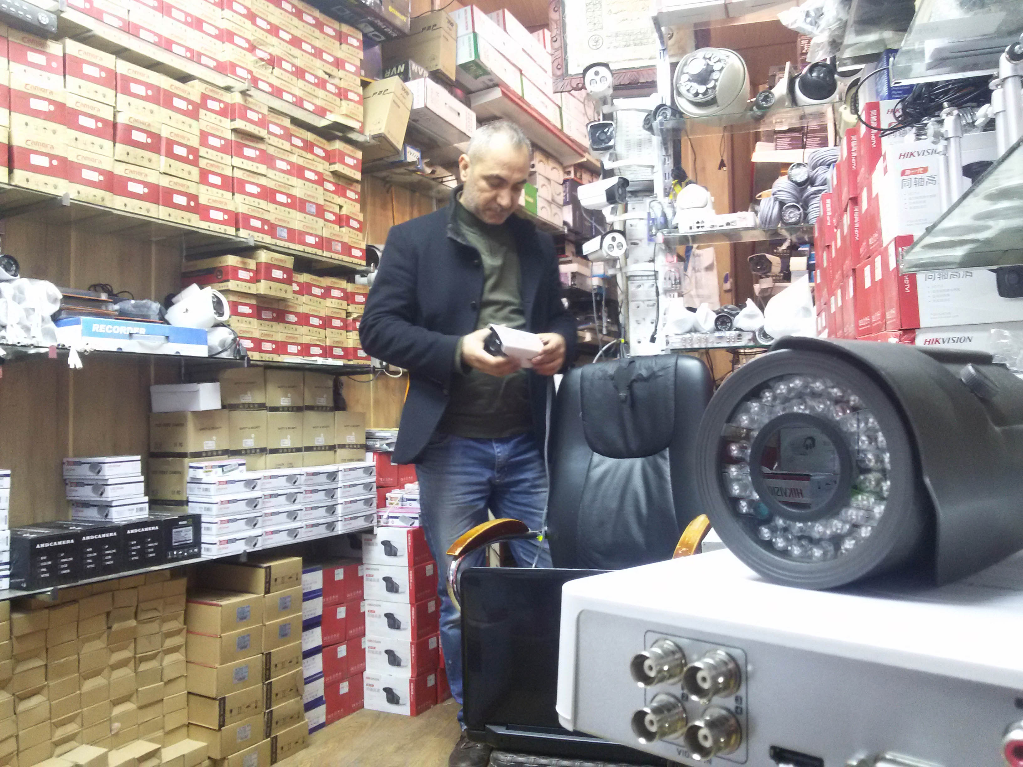 الكشف عن وجود هدر للمال العام بتجهيز كاميرات مراقبة في وزارة التجارة