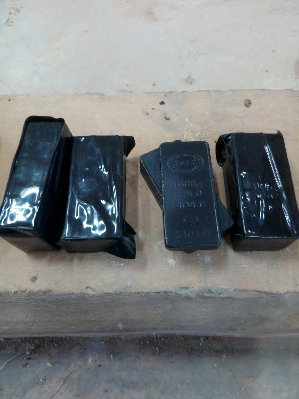 جمارك الاردن تحبط عملية تهريب عملات وسبائك فضة من العراق