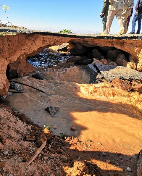 بالصور.. انقطاع الطريق الرابط بين الرمادي والنخيب بسبب السيول