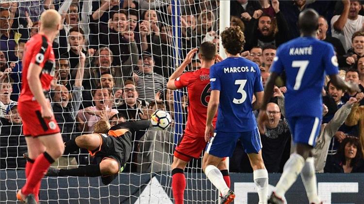 هدرسفيلد يضمن البقاء في الدوري الانجليزي بتعادل مع تشيلسي