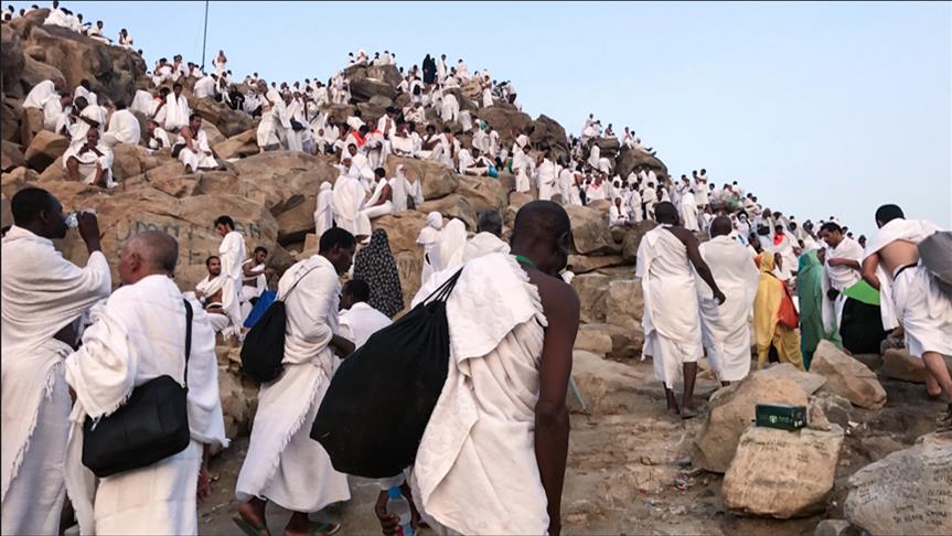 حجاج بيت الله الحرام يصعدون إلى صعيد عرفة