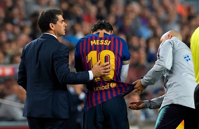 بالصورة.. أول ظهور لميسي بعد الإصابة