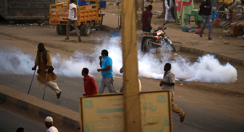 الشرطة السودانية تطلق قنابل الغاز على المحتجين