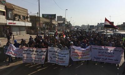 المئات من الاجراء والمتعاقدين في الكهرباء يتظاهرون باتجاه ديوان البصرة