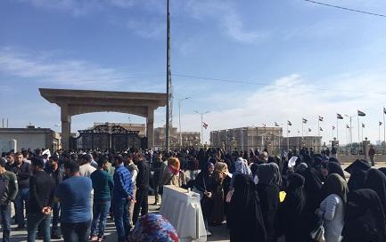 تظاهرة للمعلمين المتعاقدين مع حكومة البصرة وقطع الطريق المؤدي للمعقل