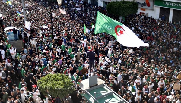 تظاهرة حاشدة وسط العاصمة الجزائرية تطالب بالتغيير السياسي