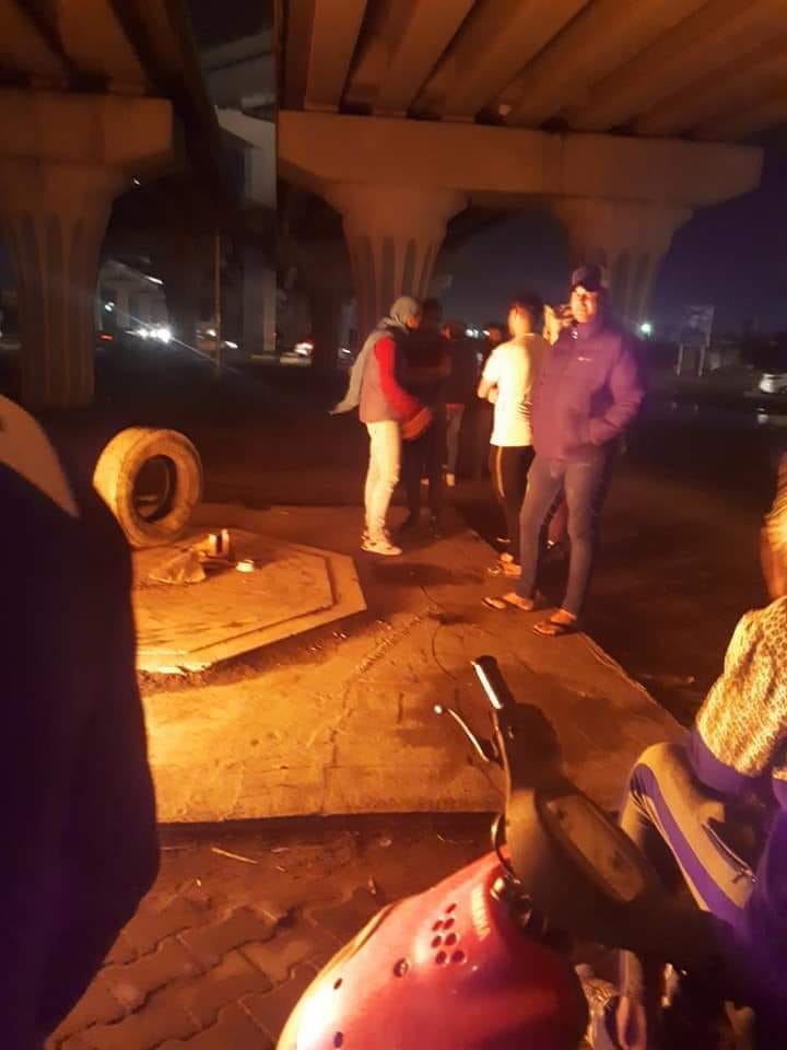 عدد من المتظاهرين في البصرة يستمرون في الاعتصام تحت جسر التربية