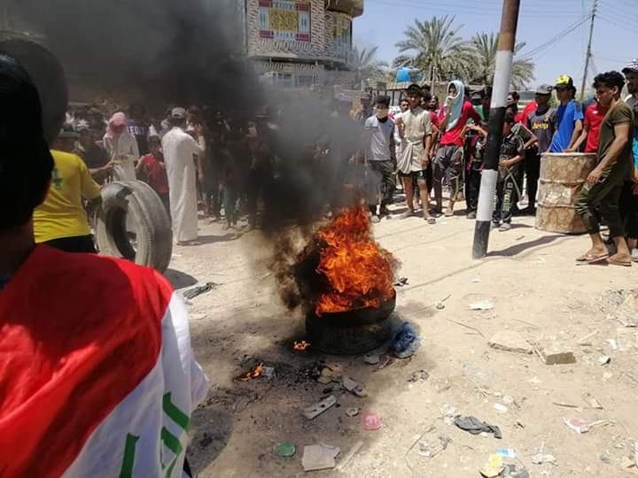 مظاهرات في ذي قار واشعال للاطارات وقطع الطرق للمطالبة بالخدمات