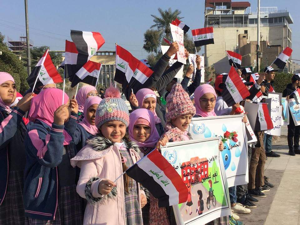 العشرات من اطفال كربلاء ينظمون وقفة احتجاجية