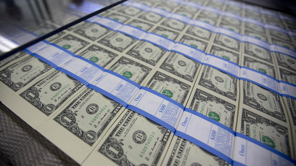 محضر اجتماع الفيدرالي يدعم صعود الدولار