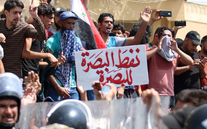 العشرات يتظاهرون شمال البصرة