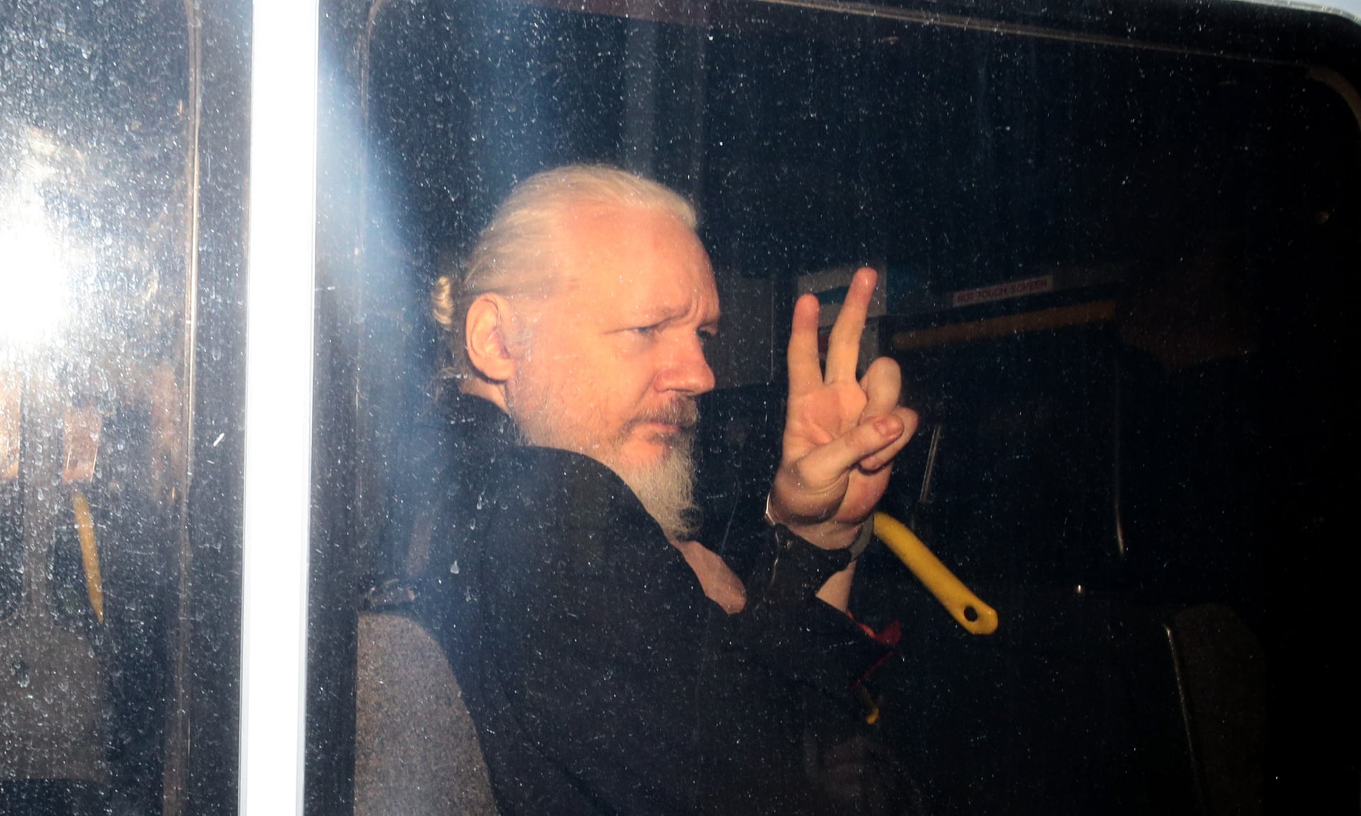 مورينو: أسانج حاول استغلال سفارة الإكوادور في التجسس