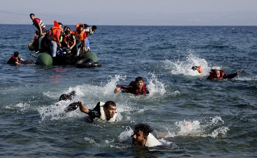 وفاة تسعة في غرق زورق لاجئين قبالة تركيا