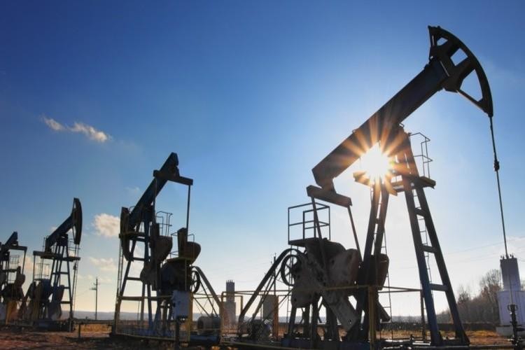 النفط يصعد وخام برنت يصل إلى 54.12 دولارا