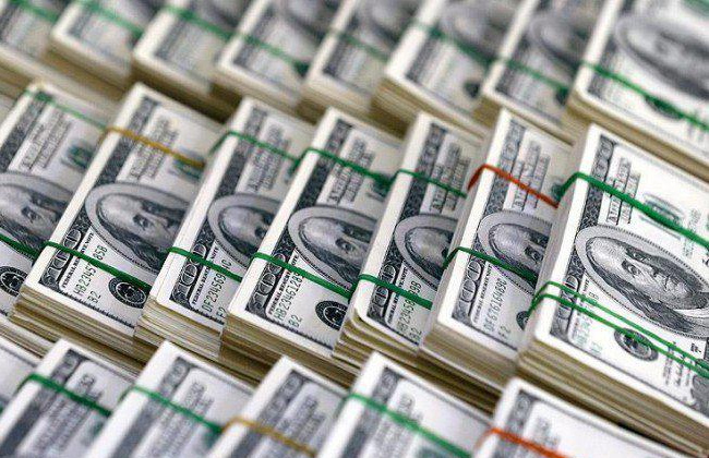 الدولار يتراجع قليلا امام الدينار في الاسواق المحلية