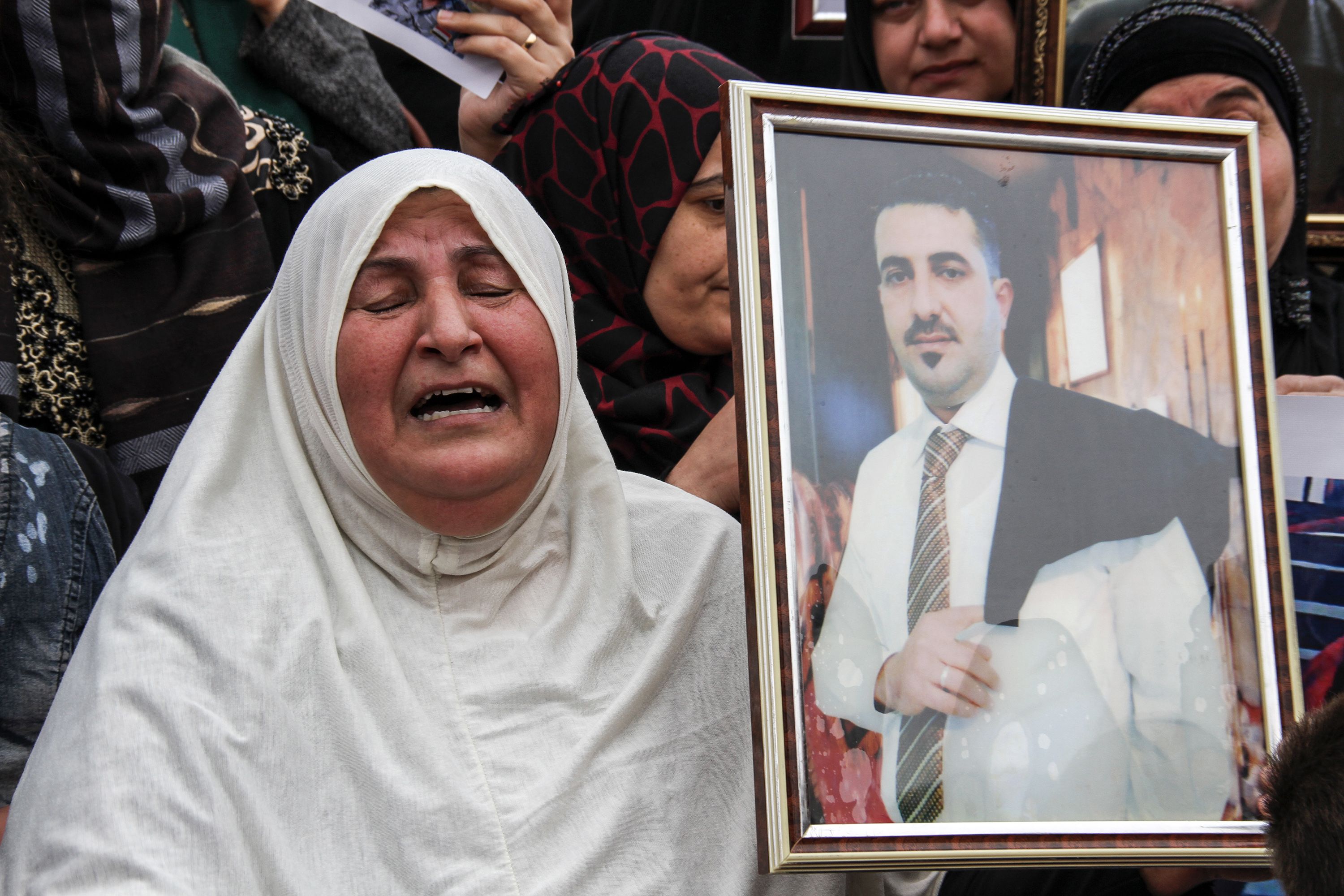 صور.. أهالى ضحايا معارك الموصل يطالبون الحكومة بالبحث عن المفقودين