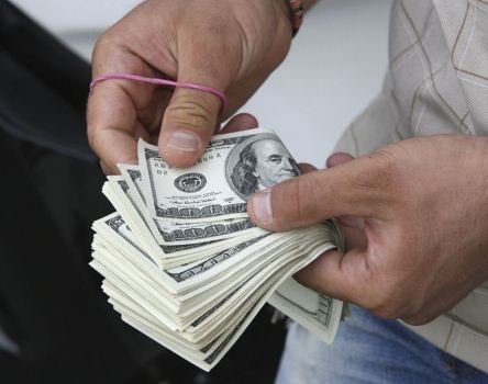 ارتفاع طفيف بسعر صرف الدولار امام الدينار في بورصة العراق اليوم