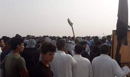 أهالي ناحية غماس  في الديوانية يتظاهرون للمطالبة بغلق معمل اسفل الحصية