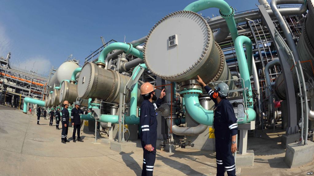 اسعار النفط تتراجع مع استمرار ارتفاع منصات التنقيب الأمريكية