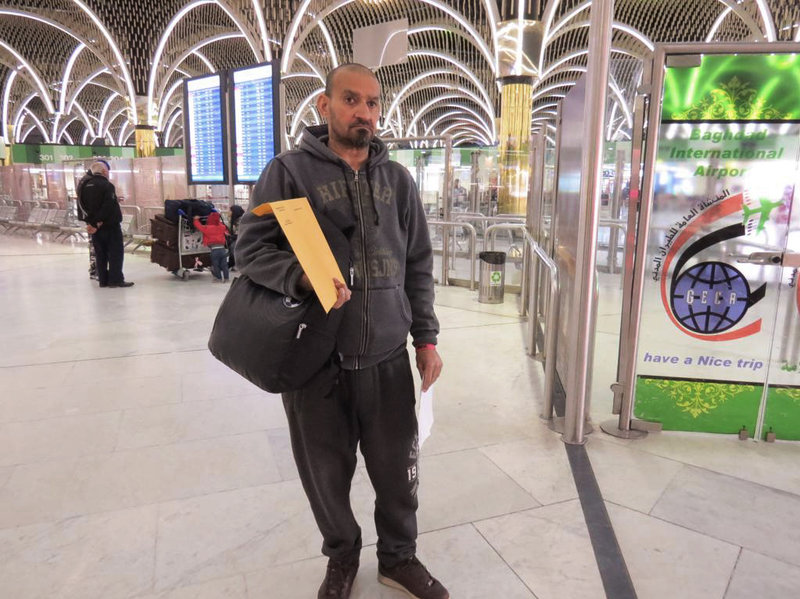 بعد ان عاش فيها 25 عاما .. أمريكا ترحل عراقيا الى بلاده وتعيده ما هي قصته؟