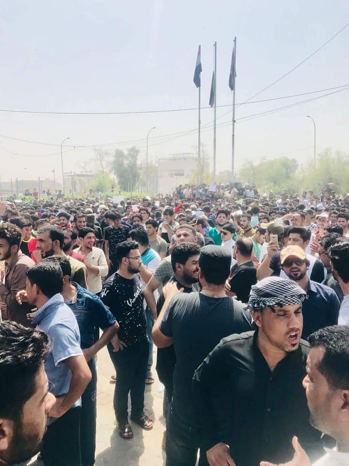تظاهرة للعاطلين عن العمل امام مبنى محافظة البصرة