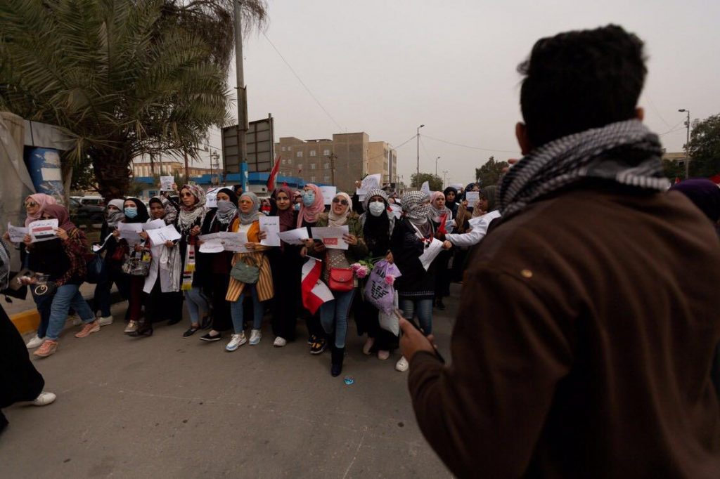 طالبات وسيّدات النجف في تظاهرة غاضبة ضد الإساءة للمُتظاهِرات