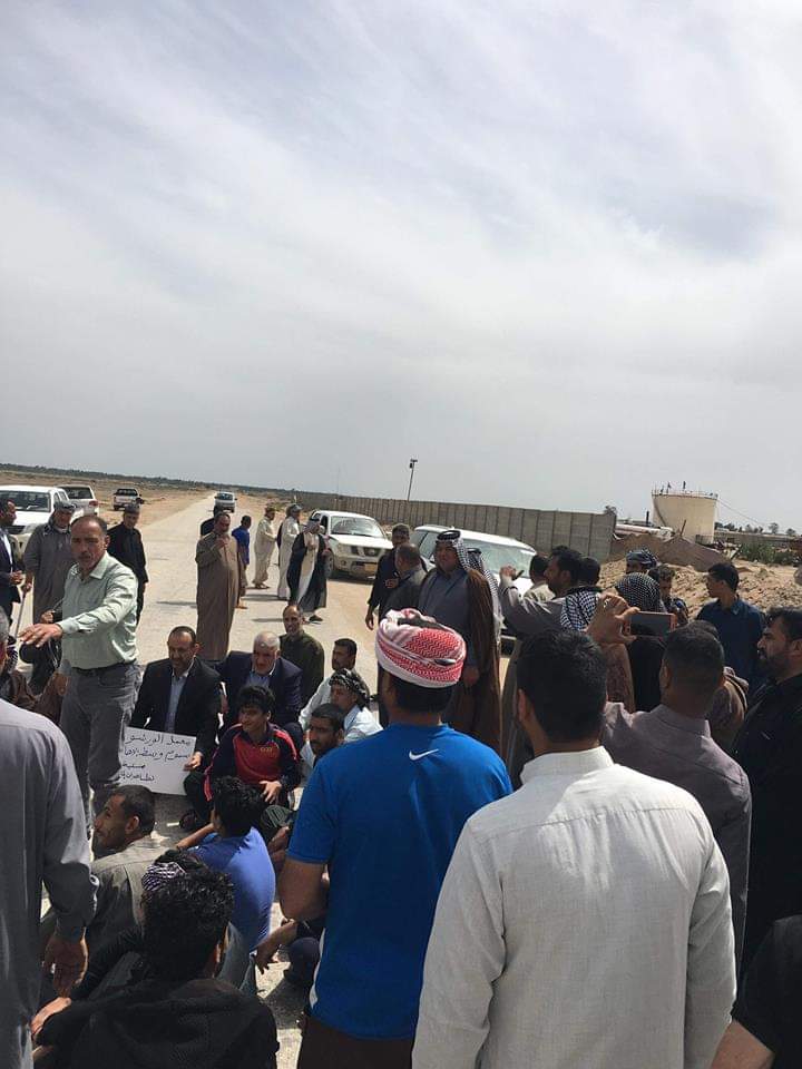 احتجاجات في النجف وقطع الطريق بسبب معمل اسفلت