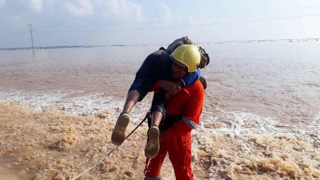 انقاذ 5 اشخاص من السيول في ديالى