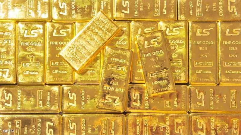 الذهب يتخلى عن مكاسبه مع تماسك الدولار