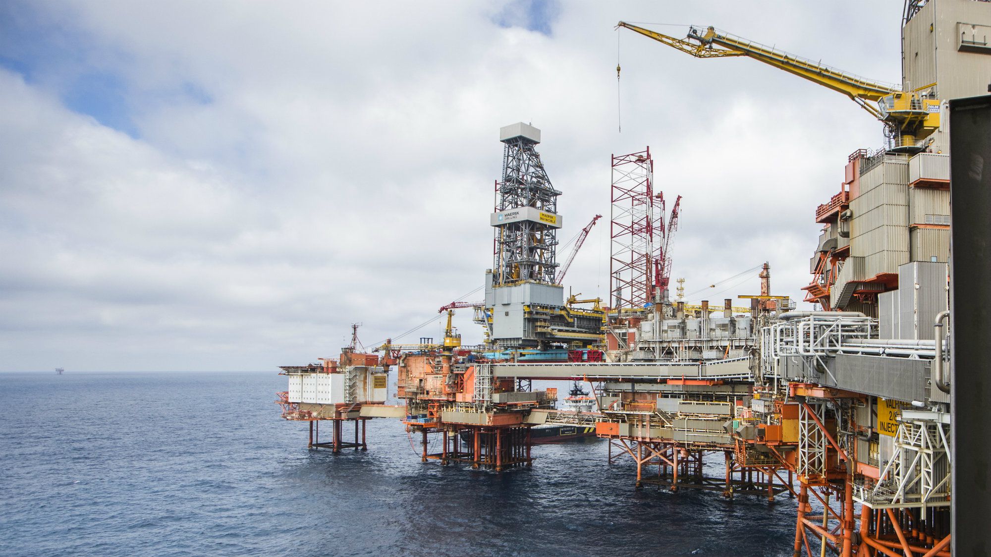 أسعار النفط تتراجع بفعل احتمالات زيادة الإمدادات العالمية