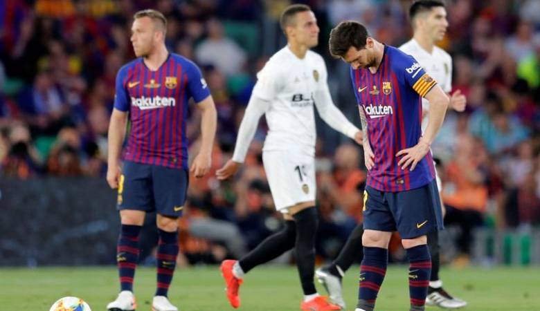 فالنسيا ينهي هيمنة برشلونة المترنح على كأس الملك