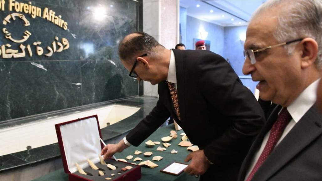 العراق يتسلم عشرات القطع الأثرية واللوحات التراثية المهربة