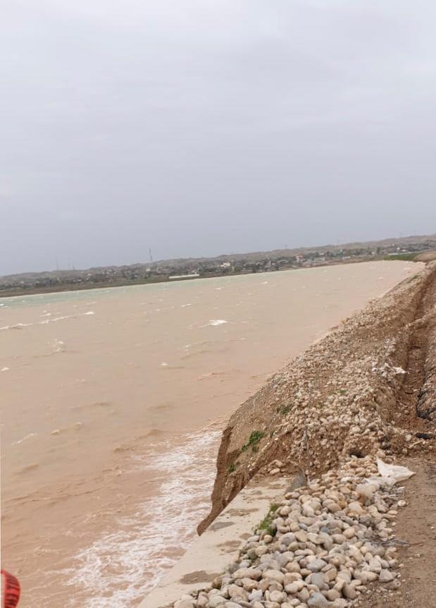 أمواج بحيرة حمرين تهدد بقطع طريق رئيسي في ديالى