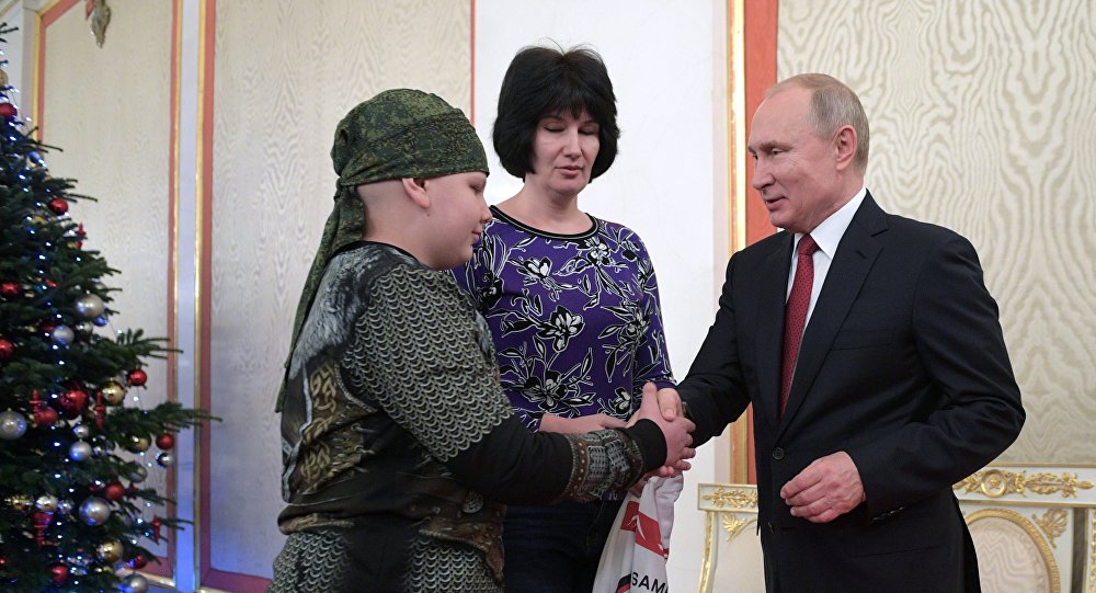 بوتين يدعو طفلا يعاني من مرض خطير إلى الكرملين ويحقق حلمه
