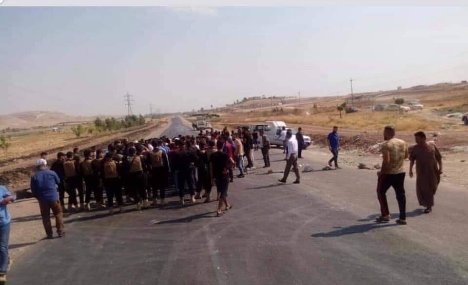 متظاهرون يقطعون الشارع الرئيسي بين الموصل ودهوك احتجاجا على انقطاع المياه