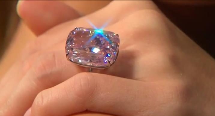 بيع ألماسة وردية بسعر 50 مليون دولار في مزاد لكريستيز