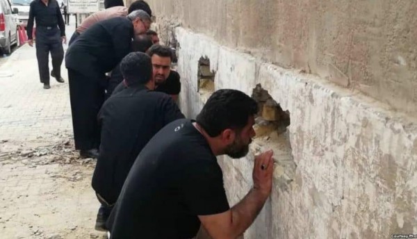 بالفيديو .. إيران تسلم الدولار من “ثقوب” في النجف