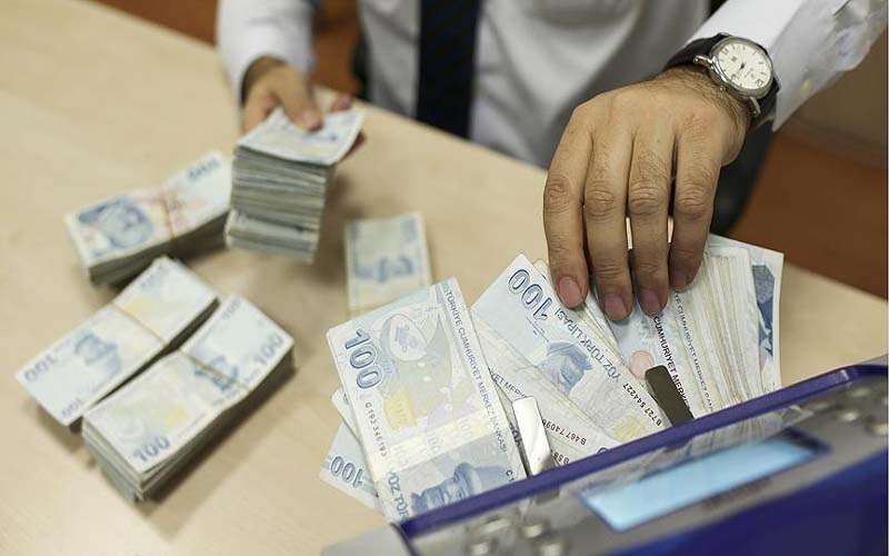 الليرة التركية تتراجع 19% مقابل الدولار فور إعلان ترامب العقوبات على أنقرة