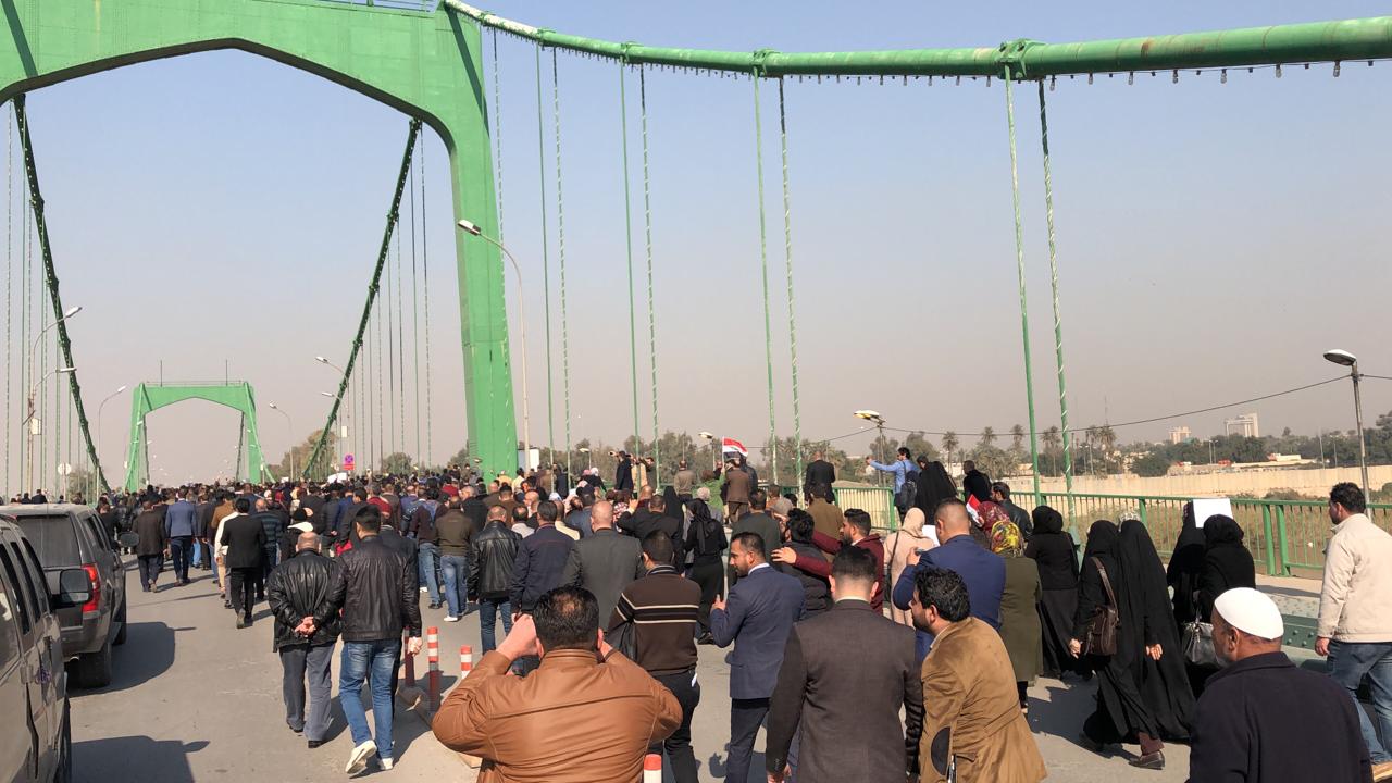 متظاهرون من ذوي الشهداء يقتحمون المنطقة الخضراء من جهة الجسر المعلق