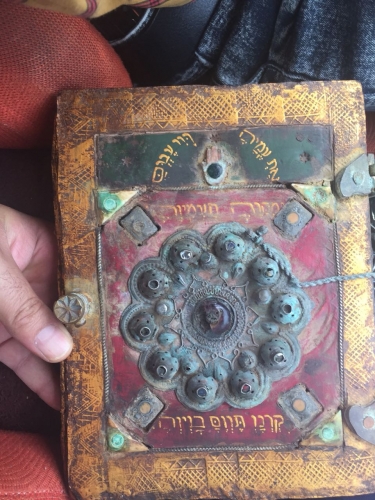 بكمين محكم.. احباط محاولة بيع كتاب اثري شرقي بغداد