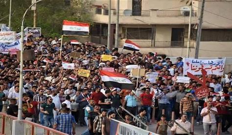 متظاهرو الديوانية يطالبون بمحاسبة الفاسدين وينتقدون التضييق على حرية التعبير