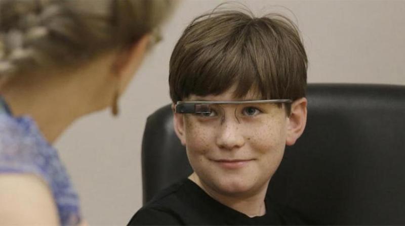 نظارة تساعد الأطفال المصابين بالتوحد في تمييز الوجوه