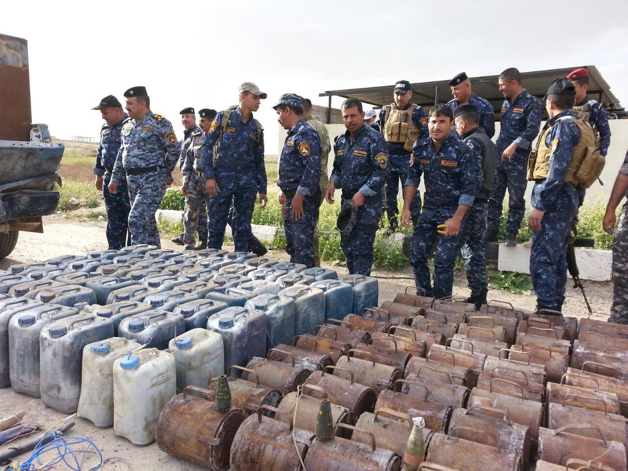 العثور على كدس يضم 50 عبوة ناسفة والقبض على مطلوب في منطقة الهياكل بالانبار