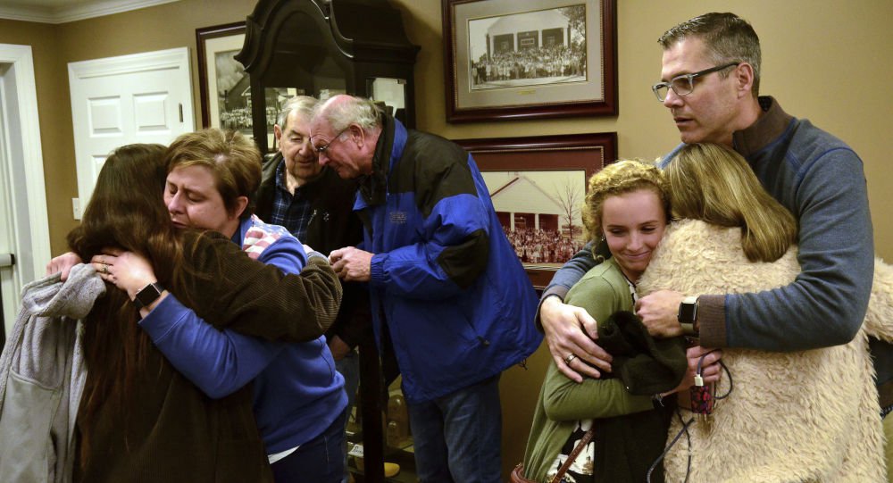 تلميذ أمريكي يطلق النار على زميلته ومعلم