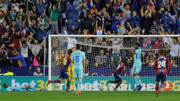 بواتينغ أول من يسجل “هاتريك” في شباك برشلونة منذ 2005